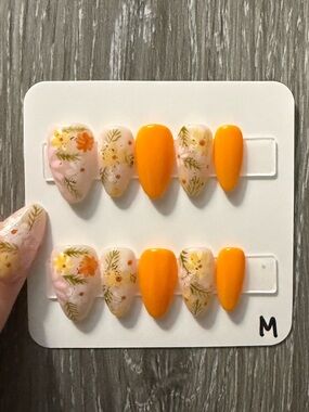 Press-On Nail Set in Yellow and Floral Design